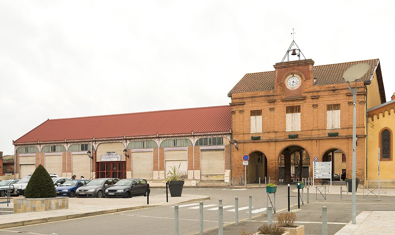 La halle et l'ancienne mairie de Bessi&egrave;res (31660)