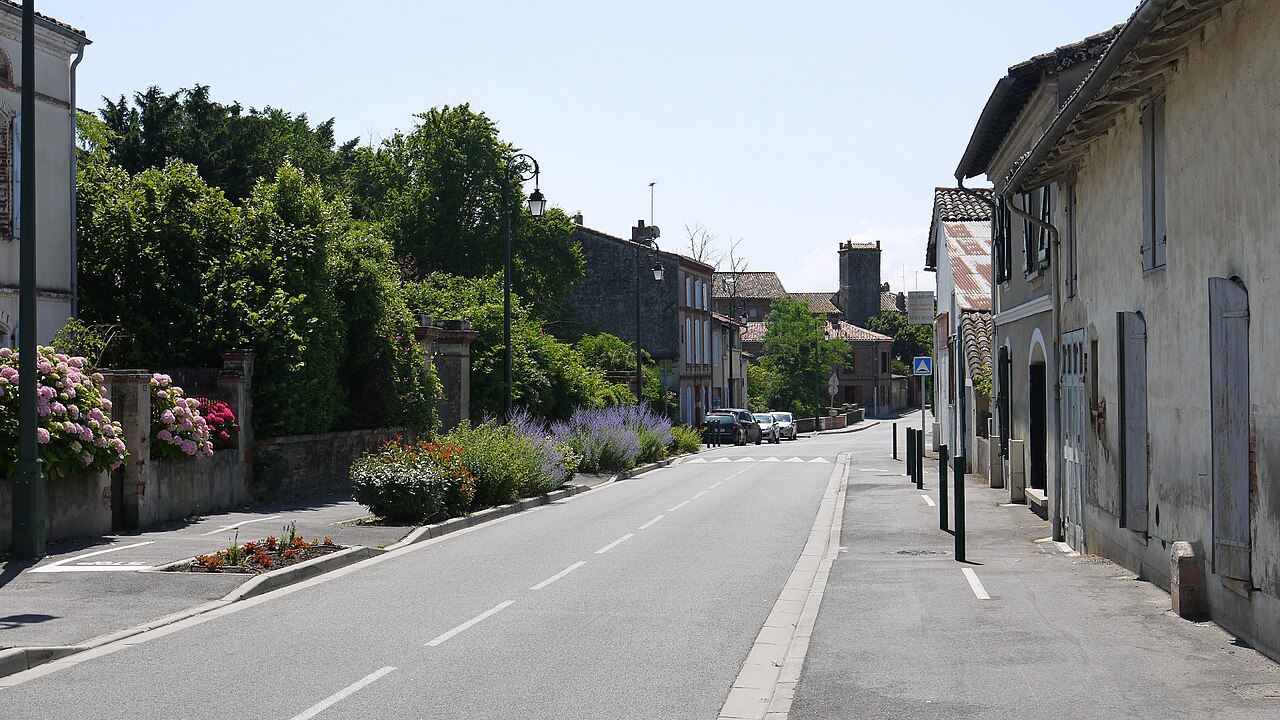 Rue d'Albigeois dans le village de Buzet-sur-Tarn