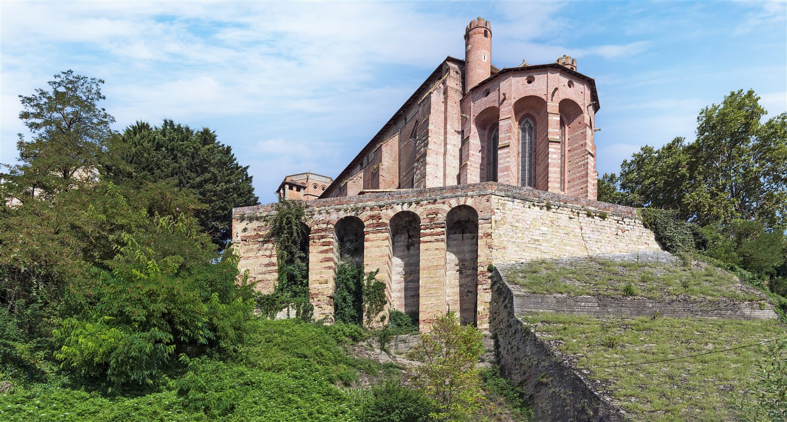 La cath&eacute;drale Saint-Alain de Lavaur vue depuis les berges de l'Agout