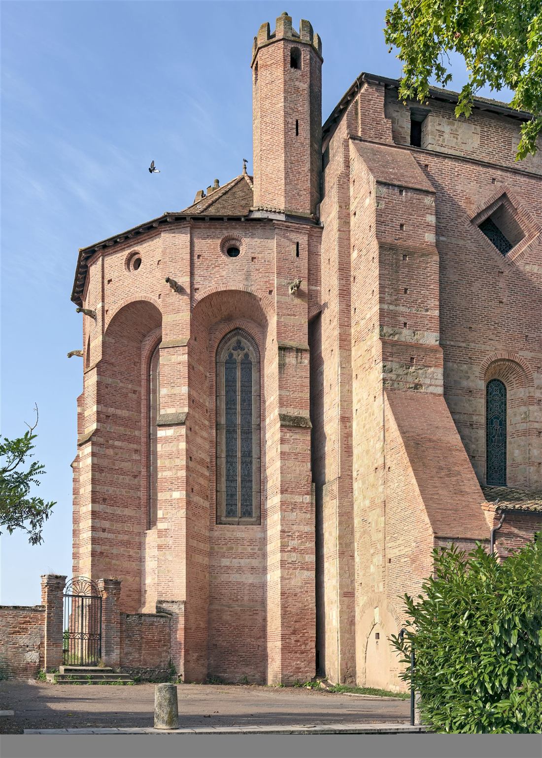 L'abside de la cath&eacute;drale Saint-Alain vue depuis le Jardin de l'&Eacute;v&ecirc;ch&eacute; &agrave; Lavaur
