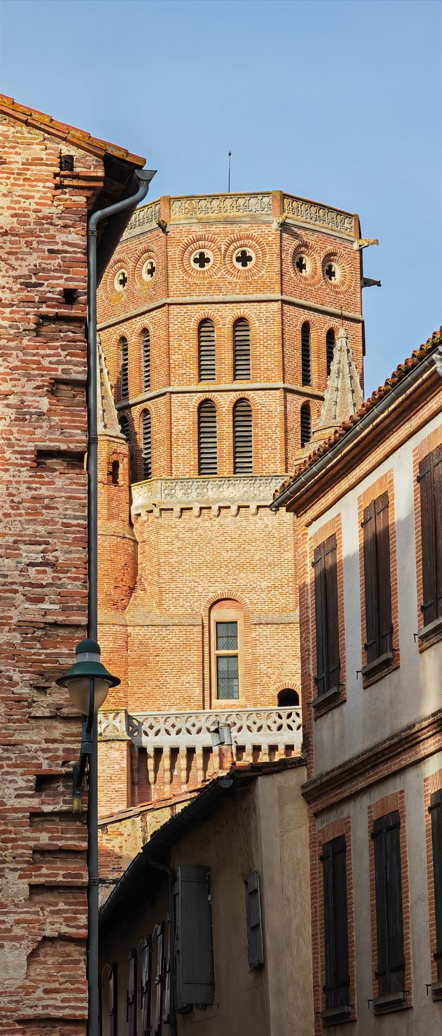 Le clocher de la cath&eacute;drale Saint-Alain vu depuis les ruelles de la vieille ville de Lavaur