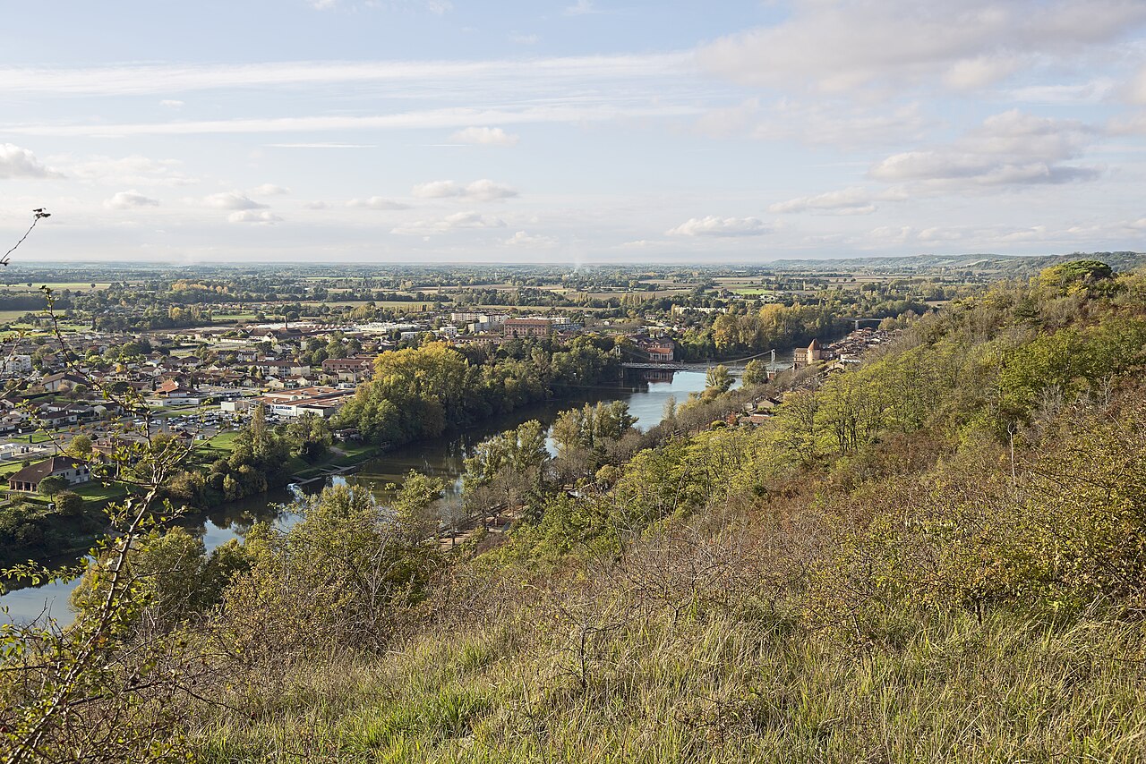 Vue panoramique de Villemur-sur-Tarn et de la vall&eacute;e du Tarn