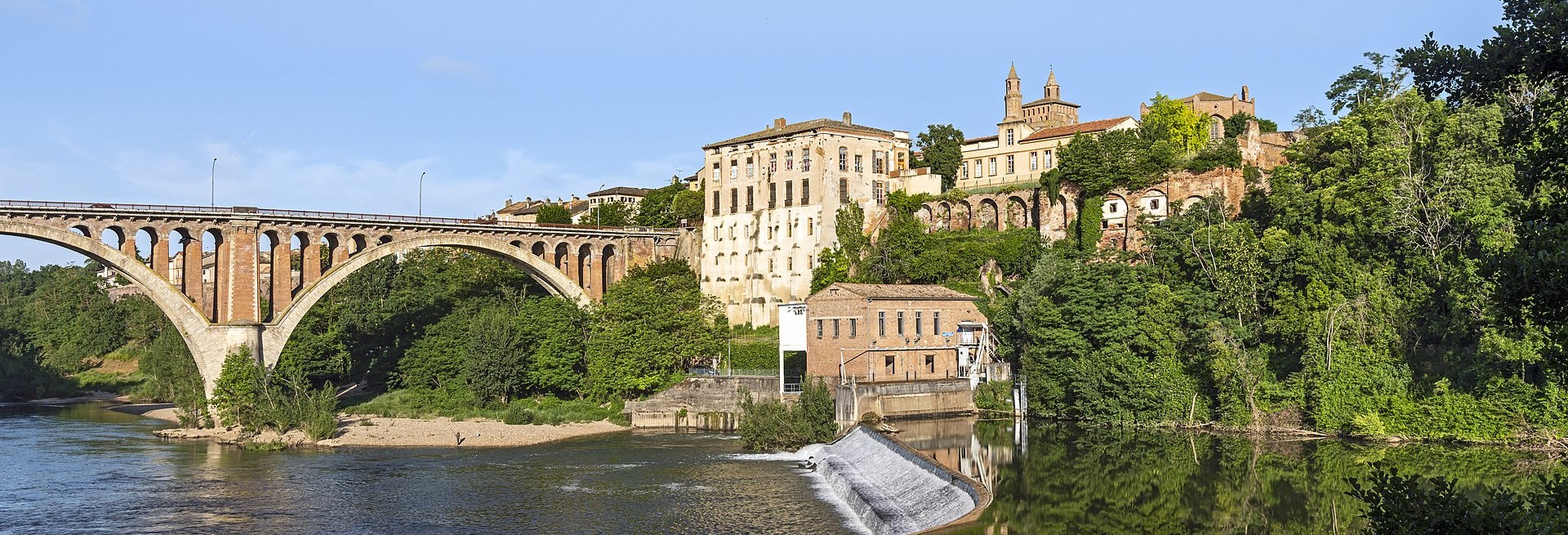 rabastens dans le tarn, vue maisons, rivière, pont
